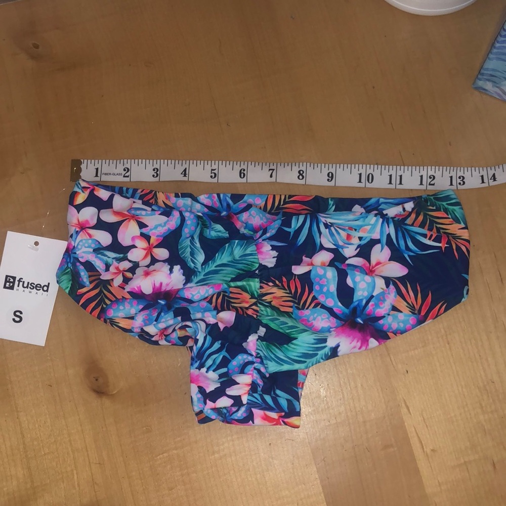 Small Fused Hawaii Kona Bottom Wander is the print name.